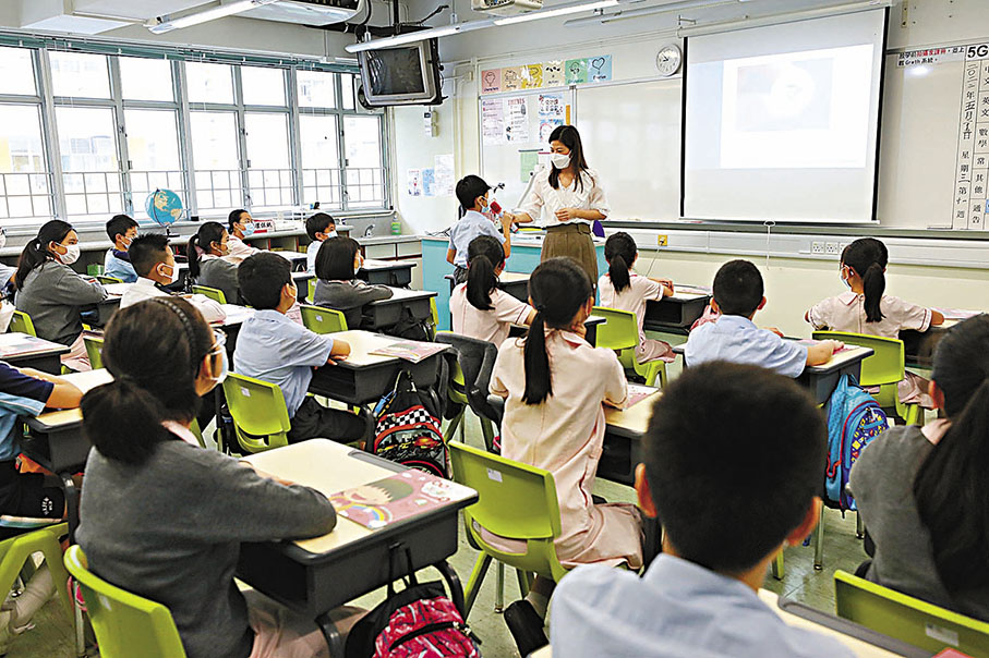 ◆教育局近日向全港學校發通告，提醒聘任教學及非教學人員注意事項及把關措施。圖為本港一間小學上課情況。 資料圖片