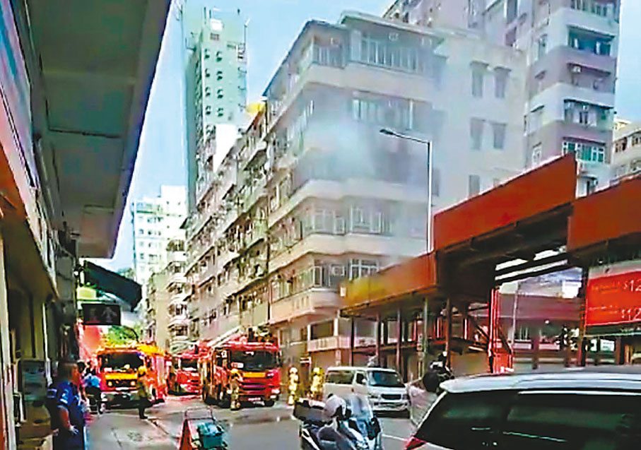 ◆紅磡曲街一幢唐樓昨日發生劏房火警，其間不斷冒出大量濃煙，消防員趕至射水撲救。短片截圖