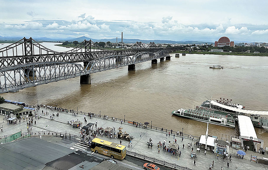 ◆經歷了前夜的一場暴雨，昨日的丹東鴨綠江斷橋景區更顯遊客寥寥。受到朝鮮關閉邊境、暫停對外人員往來的影響，丹東旅遊業近年來「元氣大傷」。 香港文匯報記者于珈琳  攝