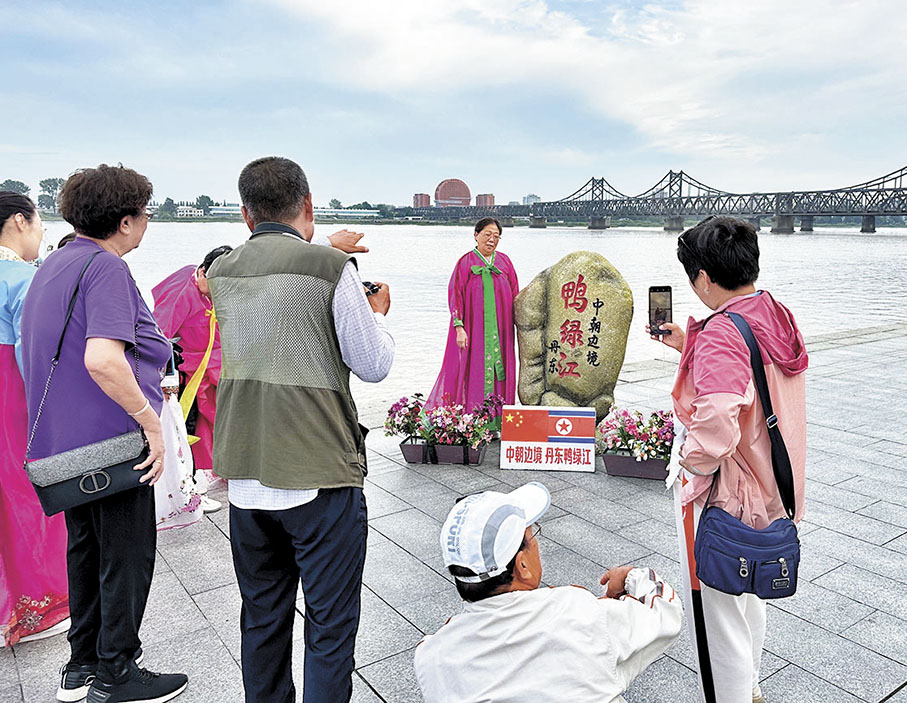 ◆幾位遊客在丹東鴨綠江邊試穿朝鮮族服飾，感受邊境風情。 香港文匯報記者于珈琳  攝