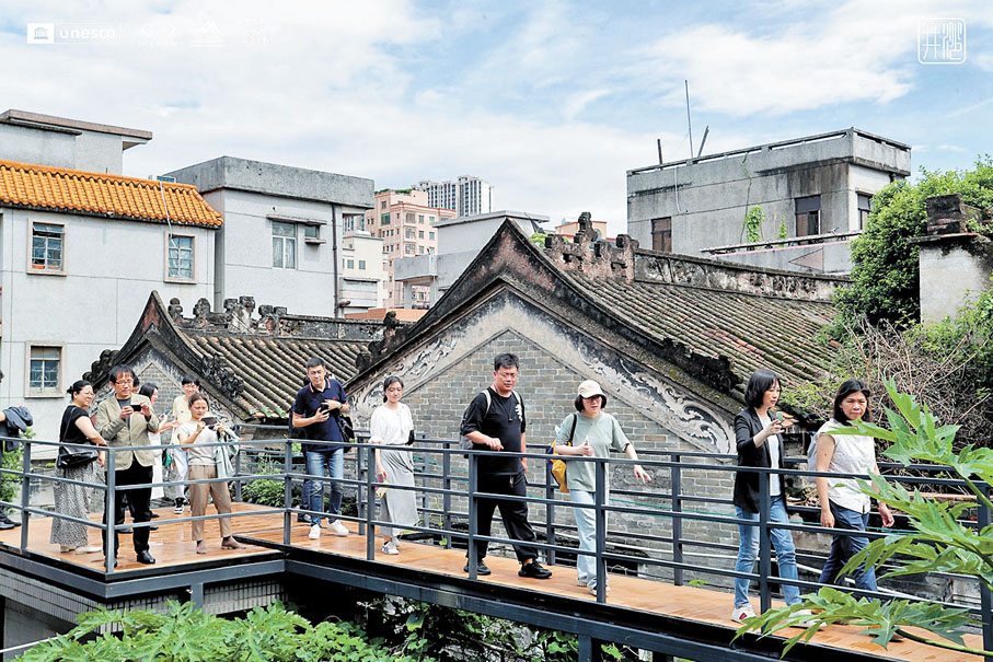 ◆市民參觀空中廊橋系統。