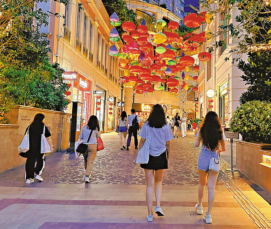 ◆華燈初上的灣仔利東街。作者供圖