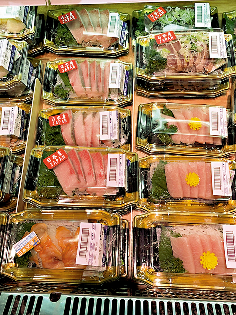 ◆日式超市幾款刺身產品僅標「日本產」，沒有標示食材具體產地來源。香港文匯報記者張弦  攝