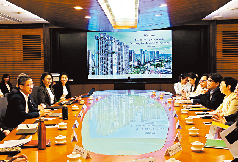 ◆何永賢（右一）昨日與新加坡建屋發展局官員會面。