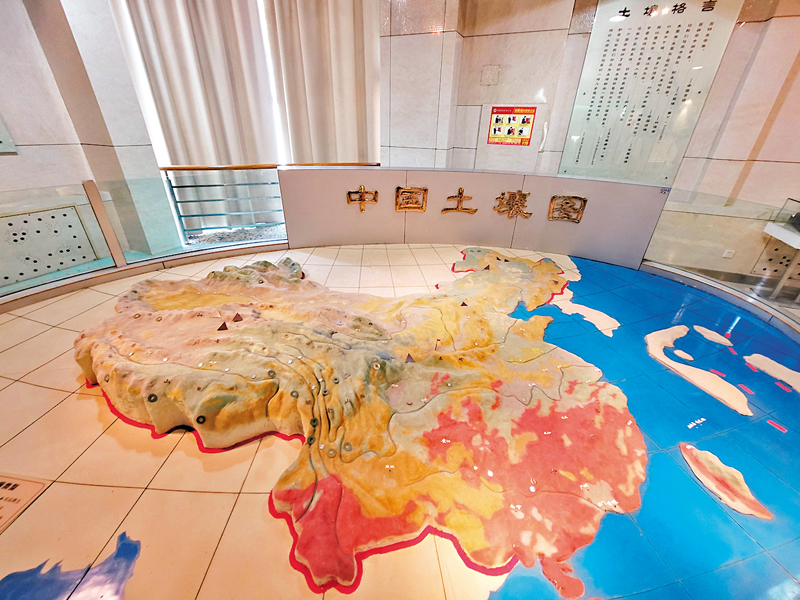 ◆研學團參觀西北農林科技大學土壤博物館。