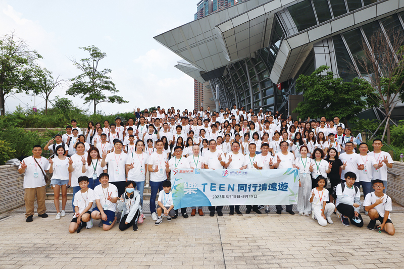 ▲逾220名香港學生與義務友師組成的「樂TEEN同行清遠遊」考察團,賓主大合照。