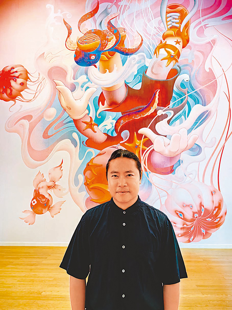 ◆簡明在「無盡之旋三」展覽主視覺作品前。