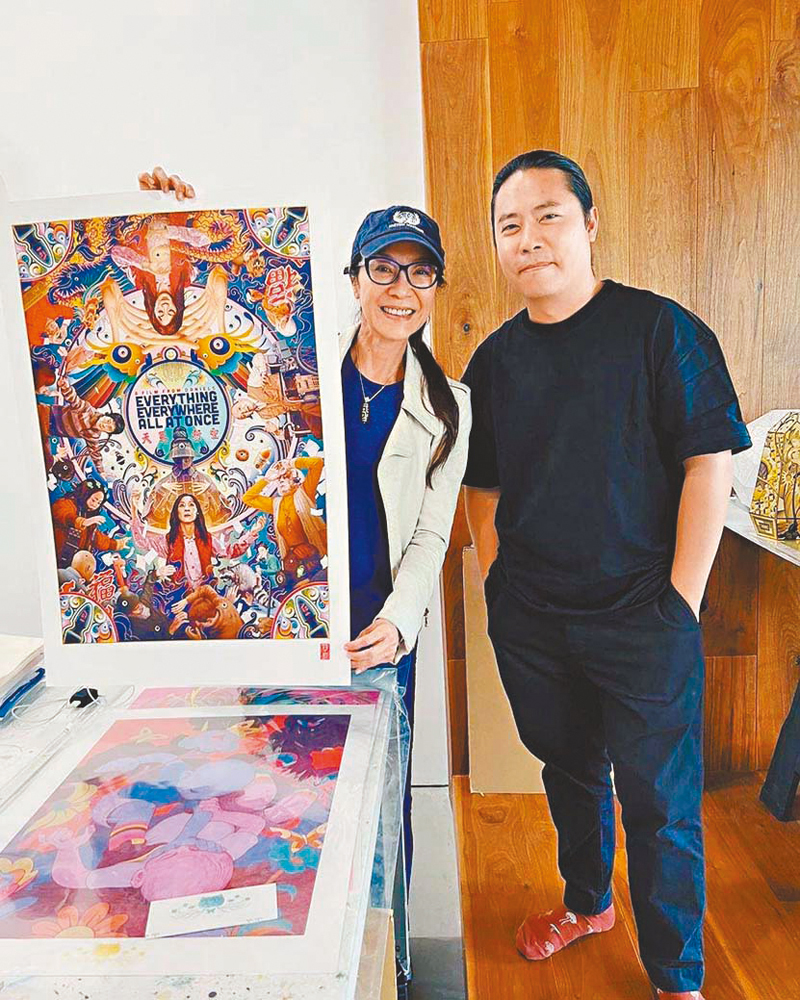 ◆簡明和楊紫瓊以及《奇異女俠玩救宇宙》海報。  受訪者提供