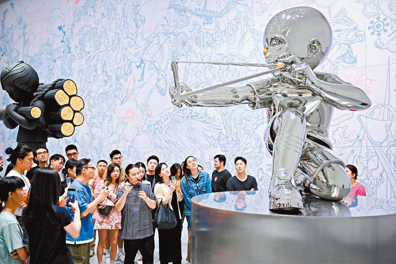 ◆簡明介紹其鏡面不銹鋼作品《彈弓》。