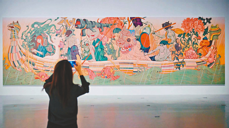 ◆市民參觀拍攝簡明作品《旅程》。