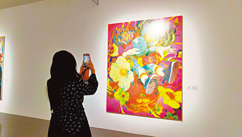 ◆市民參觀拍攝簡明丙烯畫原作。