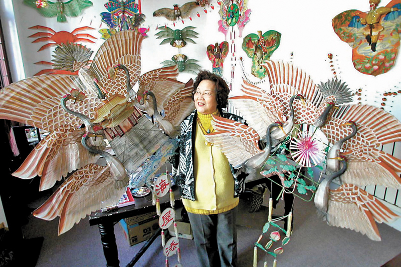 ◆第三代傳人魏永珍展示經過修繕的百年前「風箏魏」創始人魏元泰專門給慈禧太后和光緒皇帝用來祝壽的風箏副本。