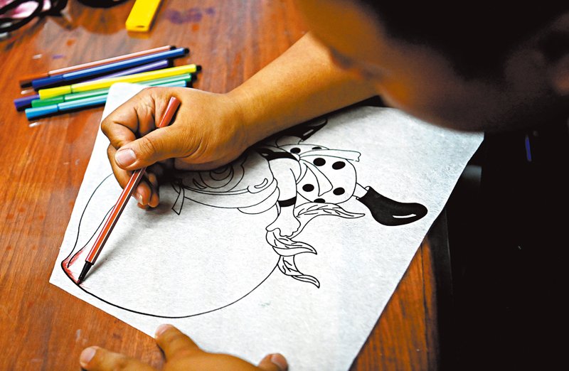 ◆魏博文在創作風箏畫稿。