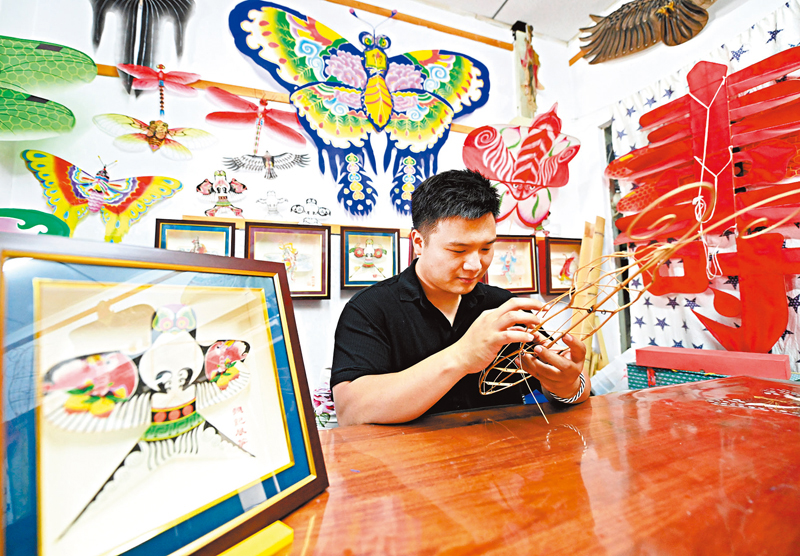 ◆魏博文在製作風箏骨架。