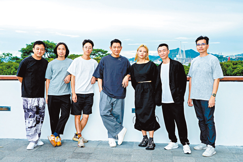 親自監督藝術展設置工作 劉德華指心情比開騷輕鬆 - 香港文匯報