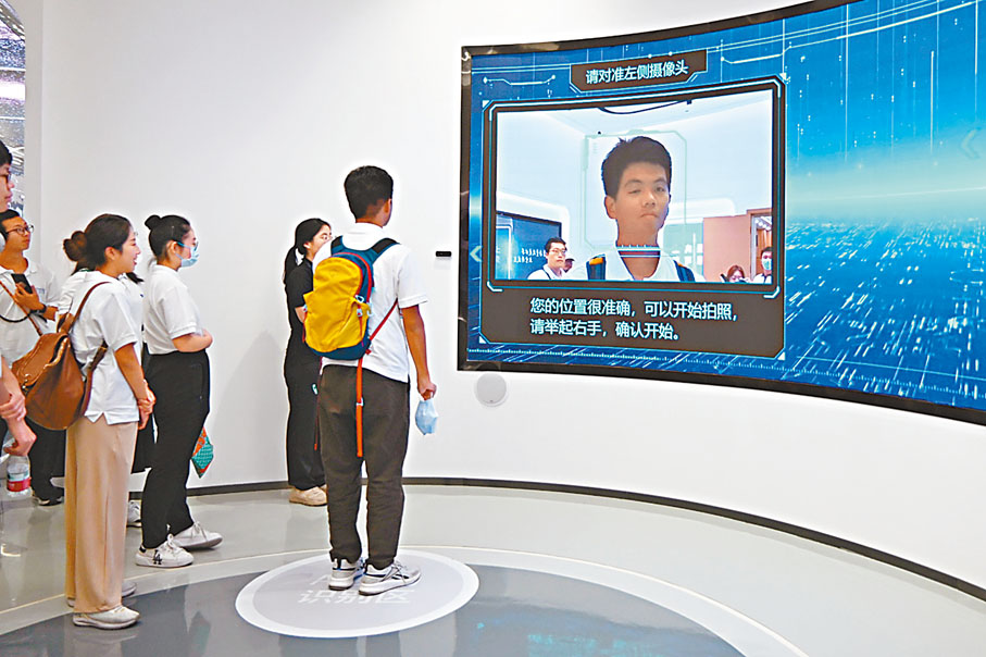 ◆港青在中科宇航體驗互動項目。香港文匯報記者黃寶儀  攝
