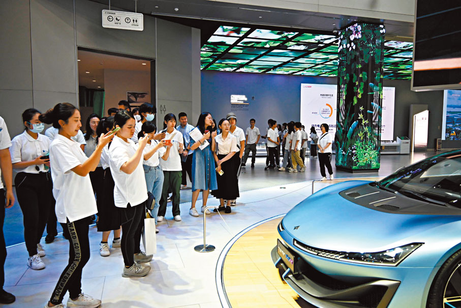 ◆港青在廣汽科技館看概念車型。香港文匯報記者黃寶儀  攝
