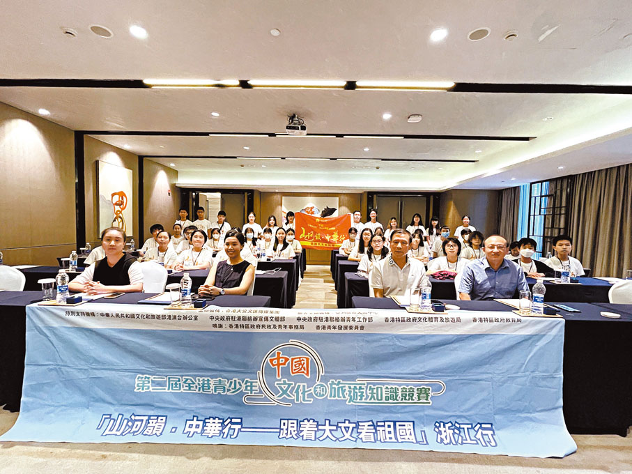 ◆遊學團師生在分享會上合影留念。香港文匯報記者連愍鈺  攝