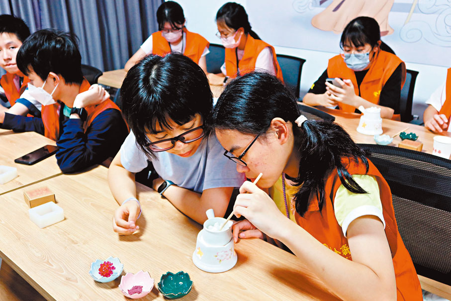 ◆港生親手製作中藥手工皂。香港文匯報記者連愍鈺  攝