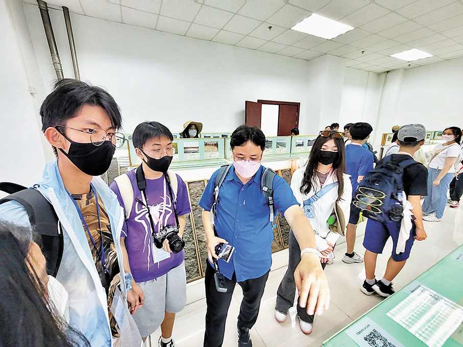 ◆岑展基（左三）在向學生講解土壤知識。