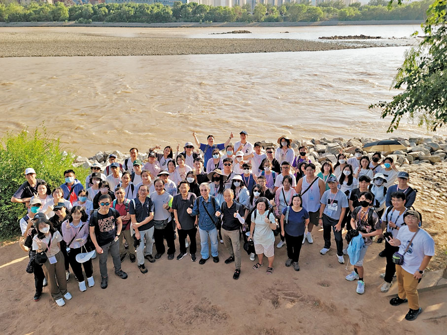 ◆研學團到訪黃河流經蘭州市的其中一段，不少師生是第一次親眼看見祖國的母親河。
