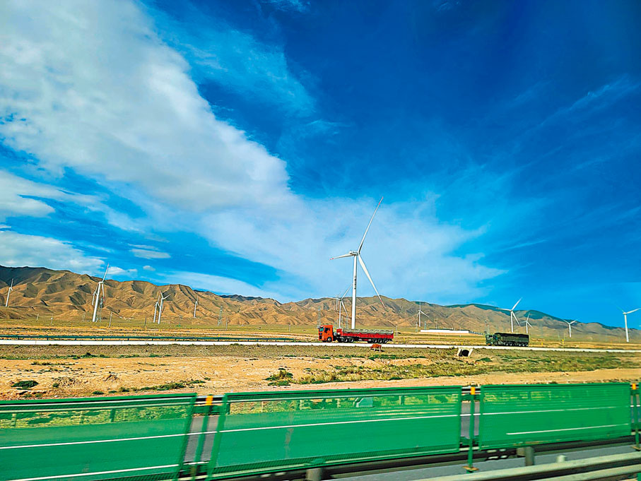 ◆河西走廊公路兩旁的巨型風力發電機。