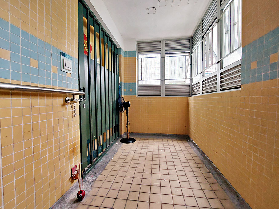 ◆男死者生前居住的單位鐵閘昨被鐵鏈鎖上。