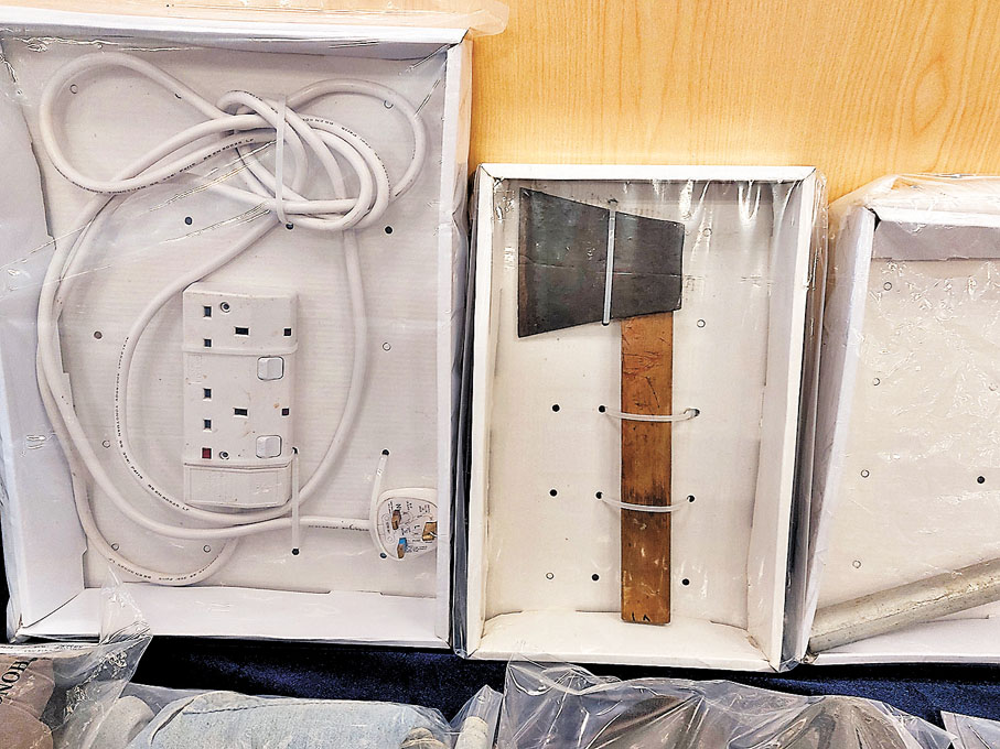 ◆警方檢走的證物包括一把斧頭及一個電線拖板。