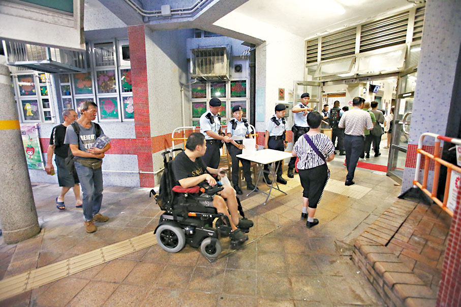 ◆慈正邨正旭樓揭發命案後，大批警員到場調查。