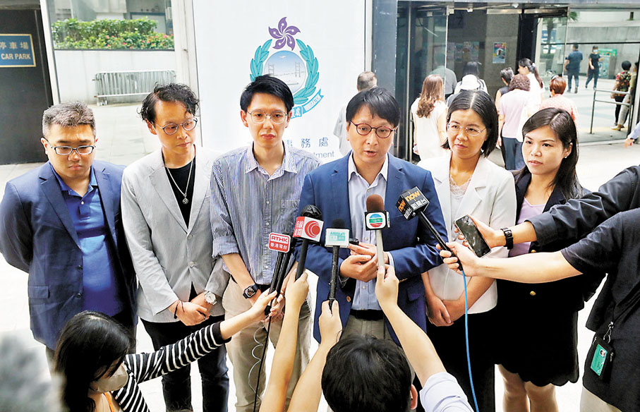 ◆工聯會成員約見入境處官員，提出改善預約換領智能身份證及特區護照的措施。 香港文匯報記者郭木又 攝