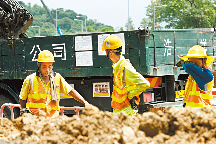 ◆勞聯調查發現，逾半前線工人未獲任何防暑措施。圖為工人在戶外工作。資料圖片