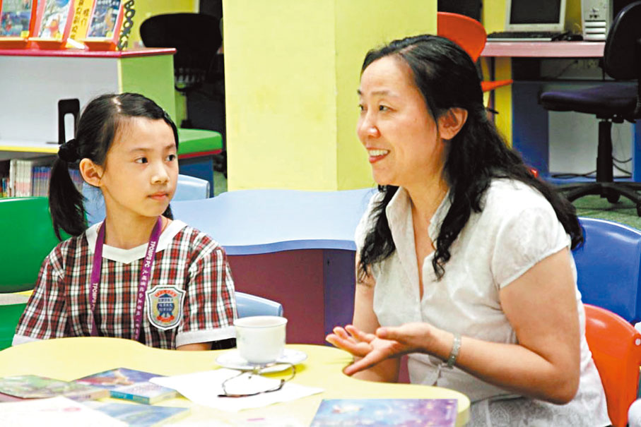 ◆韋婭與學生分享閱讀故事。受訪者供圖