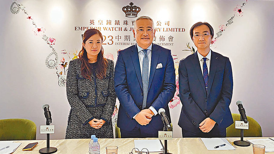 ◆吳冠強（中）表示，如消費市道氣氛提升，鐘錶珠寶行業有望可以間接受惠。香港文匯報記者蔡競文 攝