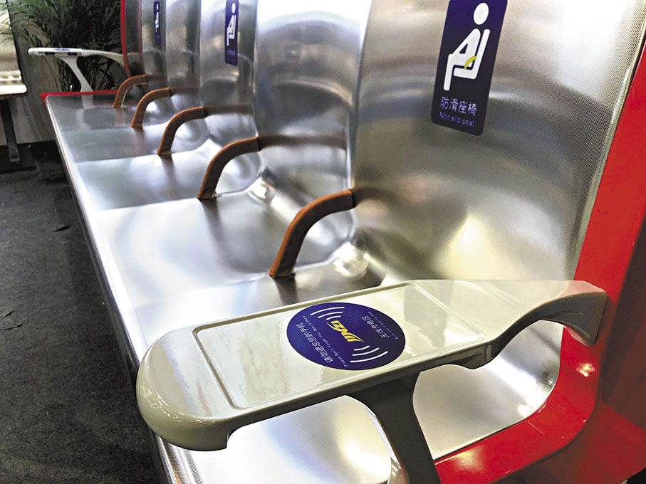 ◆地鐵無線充電座椅。 香港文匯報記者方俊明  攝