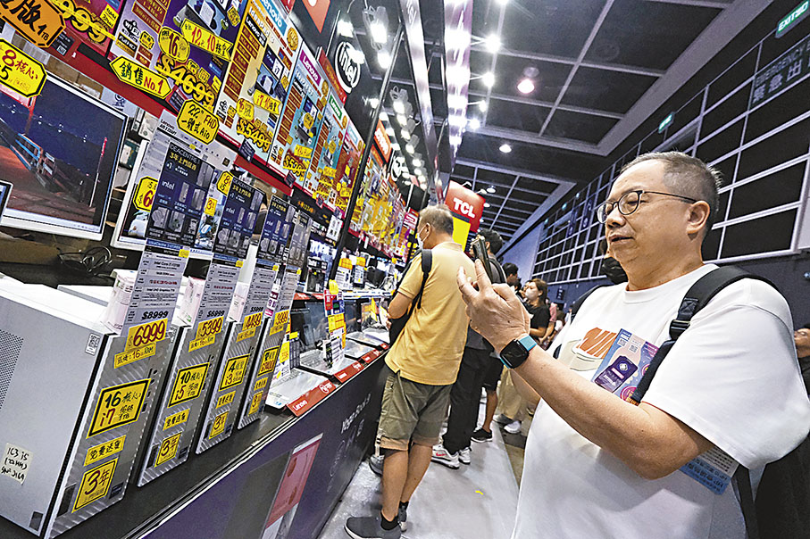 ◆「香港電腦通訊節2023」參展商數目逾200家，約有800個展位，展示最新的電腦資訊科技優惠產品，吸引大批市民入場購買。 香港文匯報記者涂穴 攝