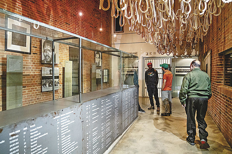 ◆遊客在種族隔離博物館參觀。