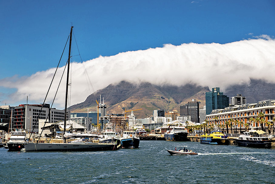 ◆遊客在開普敦的一處海濱碼頭遊覽。