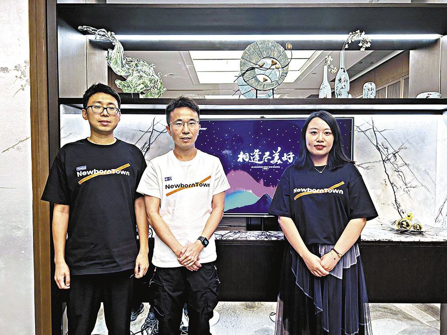 ◆赤子城科技運營副總裁李永傑(左一)及首席執行官李平（ 左二）。 香港文匯報記者莊程敏  攝