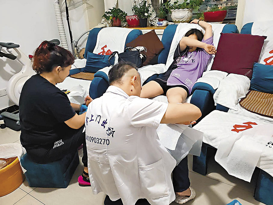 ◆兩名技師服侍，小蕊享「皇后式」待遇。