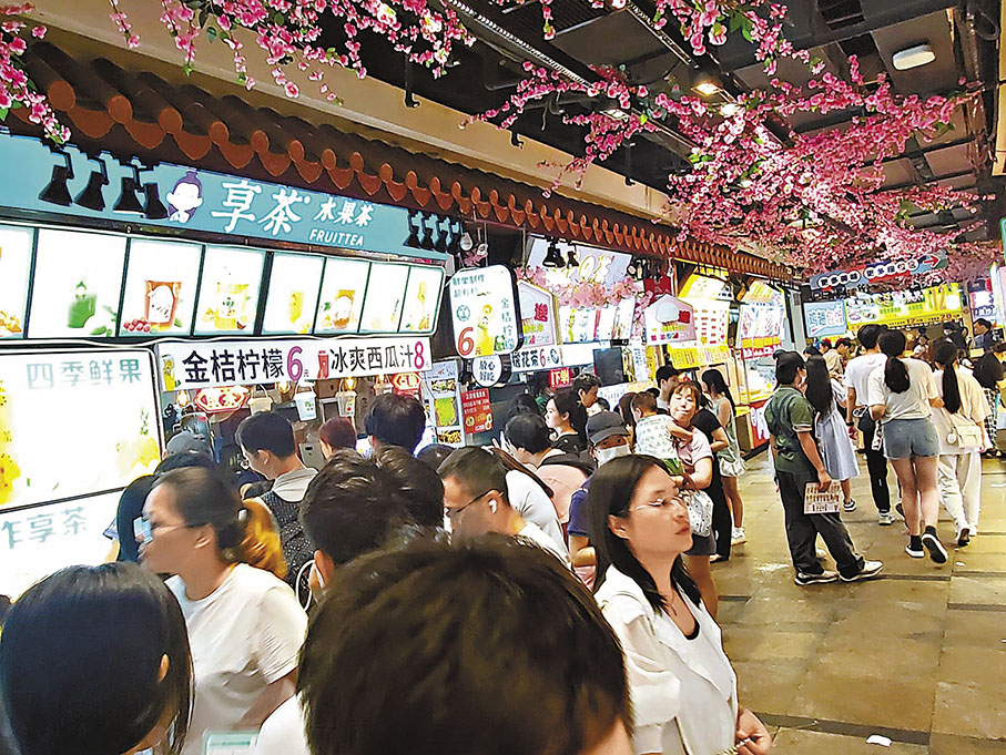 ◆深圳「東門町」夜市匯聚大江南北美食，成為港人打卡熱點。