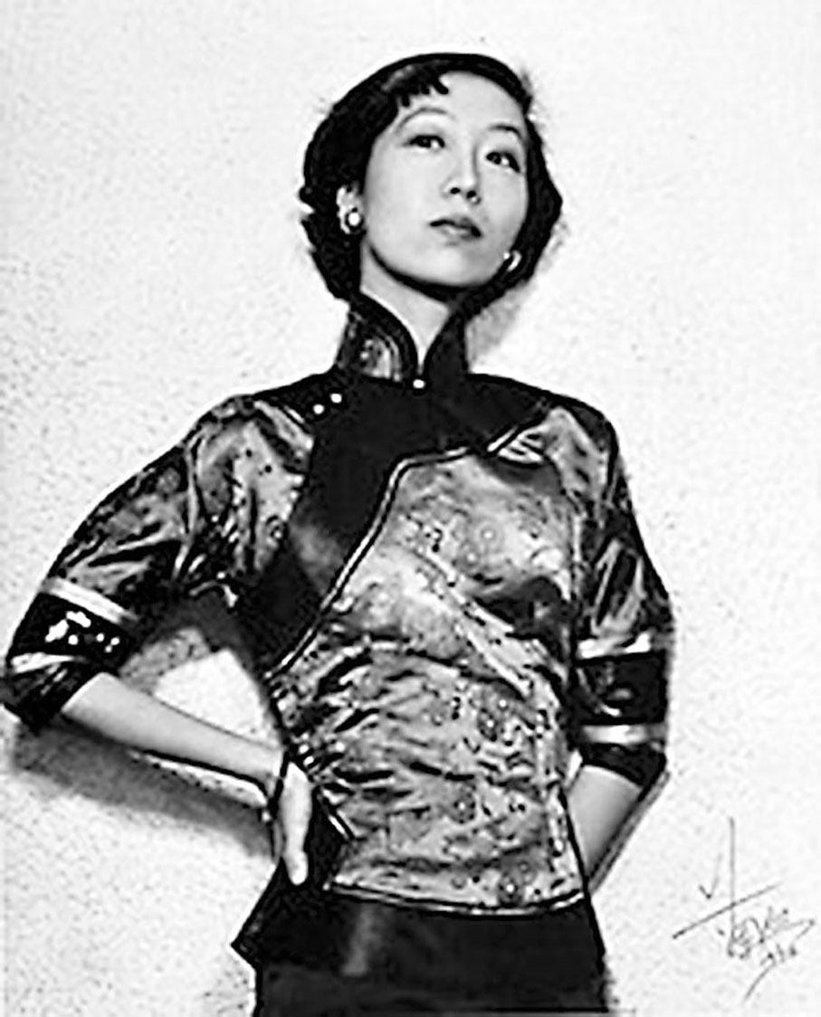 ◆張愛玲於北角蘭心照相館拍下的最著名照片之一。 網絡圖片