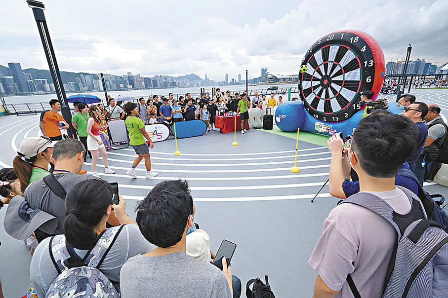 ◆ 茶果嶺海濱公園一連兩日舉辦「酷玩3-4-5」活動 ，市民可免費體驗足球飛鏢等三個新興運動。 香港文匯報記者涂穴  攝