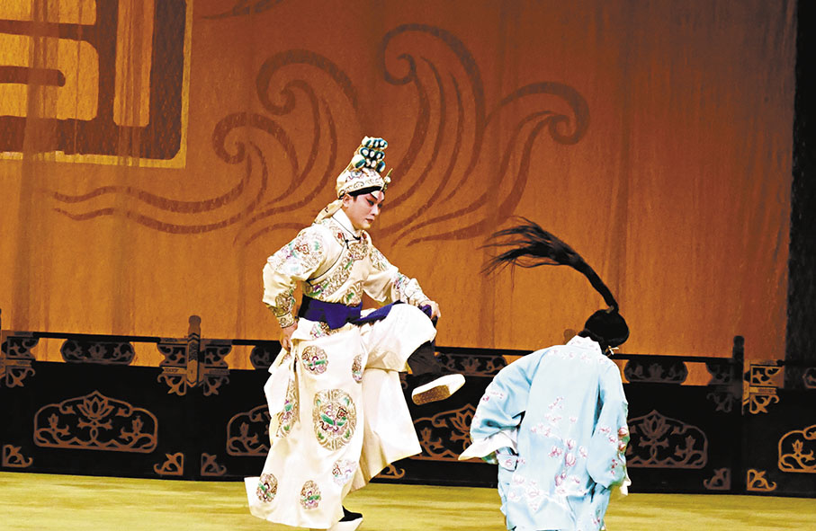 ◆生旦分別演繹單腳車身和甩水髮。