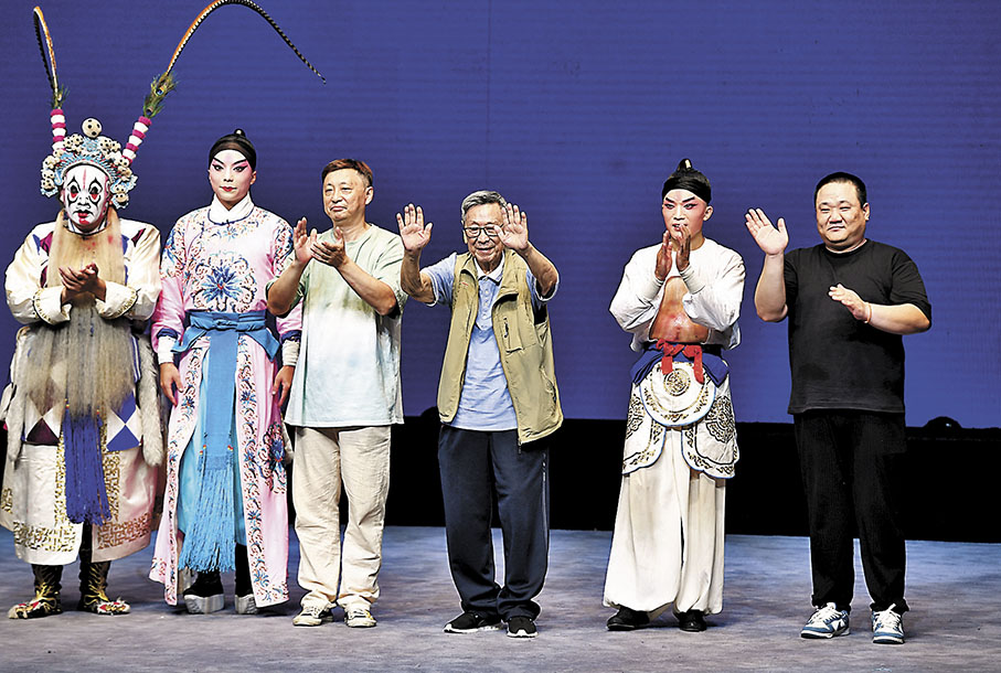 ◆演出結束後，李幼斌先生（右三）走上舞台與觀眾互動。