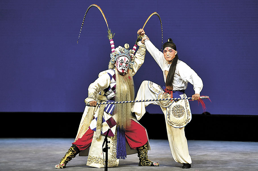 ◆青年演員李獻科飾演羅通（右），黃鵬展飾演王班超（左）。