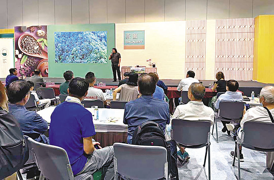 ◆在香港國際茶展中，茶博士葉惠民教品茶。