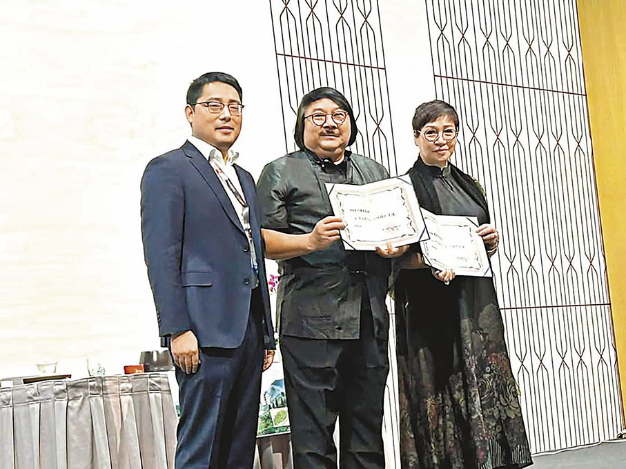 ◆開化縣人民政府代表王小軍，頒發「聘書」給葉惠民教授及廖子芳教授。