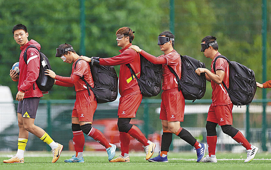◆中國隊在門將許華楚（左一）帶領下進入賽場。 路透社