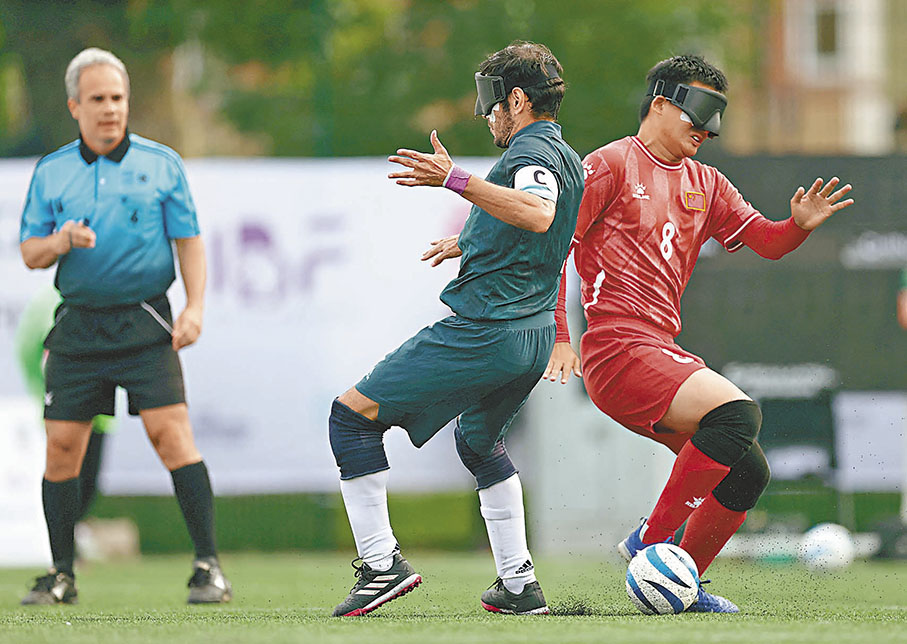 ◆中國隊（紅衫）與阿根廷隊在常規時間踢成0：0平手。 路透社