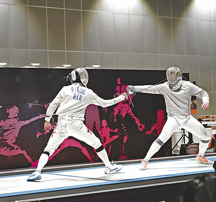 ◆港隊成員羅浩天（左）昨在友賽中不敵隊友何思朗。 香港文匯報實習記者徐梓鋒  攝